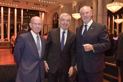 El expresidente del CARI, Octavio Bordón, junto al expresidente de CIPPEC, Jorge Mandelbaum, y al embajador Ricardo Lagorio