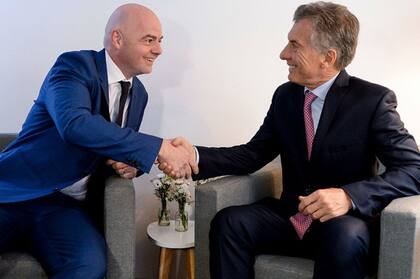 Macri junto a Gianni Infantino, titular de la FIFA