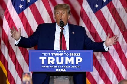 El expresidente Donald Trump anuncia una tercera candidatura a la presidencia en Mar-a-Lago en Palm Beach, Florida, el 15 de noviembre de 2022 (Foto AP/Rebecca Blackwell, Archivo)