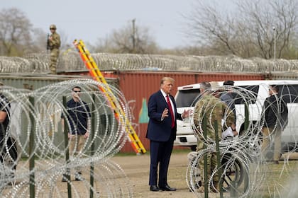 El expresidente Donald Trump habla a su llegada para una visita a la frontera entre Estados Unidos y México, el jueves 29 de febrero de 2024, en Eagle Pass, Texas