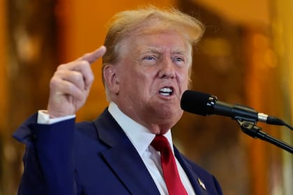 El expresidente Donald Trump habla en conferencia de prensa en la Trump Tower, el viernes 31 de mayo de 2024, en Nueva York. (AP Foto/Julia Nikhinson)
