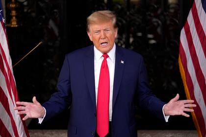 El expresidente Donald Trump habla en su mansión de Mar-a-Lago el jueves 8 de febrero de 2024, en Palm Beach, Florida. (AP Foto/Rebecca Blackwell)