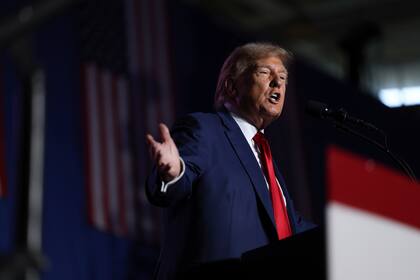 El expresidente Donald Trump habla en un mitin de campaña en Durham, Nueva Hampshire. (AP Foto/Reba Saldanha, Archivo)