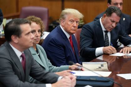 El expresidente Donald Trump ocupa la mesa de la defensa con sus abogados en una corte en Manhattan, 4 de abril de 2023. (AP Foto/Seth Wenig, Pool, File)