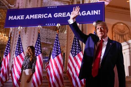 El expresidente Donald Trump saluda luego de anunciar que se postulará por tercera ocasión en su finca de Mar-a-Lago, en Palm Beach, Florida, el martes 15 de noviembre de 2022. (AP Foto/Andrew Harnik)