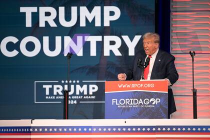El expresidente Donald Trump se dirige a los asistentes a la Cumbre de la Libertad del Partido Republicano de Florida, el sábado 4 de noviembre de 2023, en Kissimmee, Florida (AP Foto/Phelan M. Ebenhack)