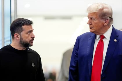 El expresidente Donald Trump se reúne con el presidente de Ucrania, Volodimir Zelensky, en la Torre Trump, el 27 de septiembre de 2024, en Nueva York. (AP foto/Julia Demaree Nikhinson, archivo)