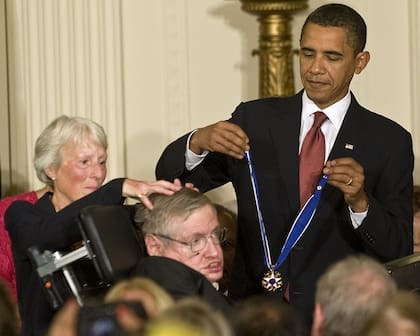 El expresidente estadounidense Barack Obama junto a Stephen Hawking