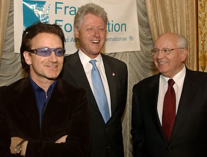 El expresidente estadounidense Clinton sonríe junto a el expresidente soviético Mikhail Gorbachev, y Bono,del grupo de rock U2, antes de una cena organizada por Gorbachov en la embajada rusa en Nueva York en honor a Frank Foundation Child Assistance International, el domingo 10 de marzo de 2002