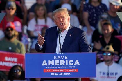 El expresidente estadounidense Donald Trump habla en un mitin político en Mesa, Arizona, el 9 de octubre del 2022