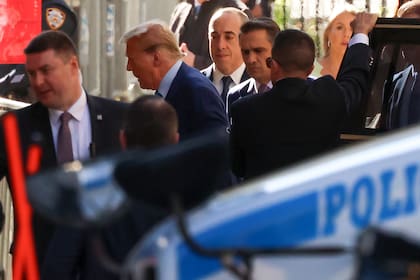 El expresidente estadounidense Donald Trump llega a la corte de Nueva York, donde es enjuiciado por acusaciones de que suprimió noticias sobre escándalos sexuales 