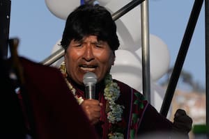 El expresidente Evo Morales se dirige a sus simpatizantes tras una marcha