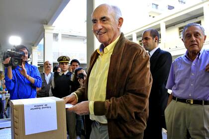 El expresidente Fernando de la Rúa emite su voto en una escuela de Recoleta, el 26 de abril de 2015
