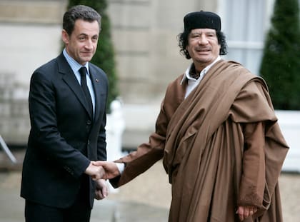 El expresidente francés, Nicolas Sarkozy, saluda al líder libio, Moammar Gadhafi, a su llegada al Palacio del Elíseo, en París, el 10 de diciembre de 2007. (Foto AP/François Mori, Archivo)