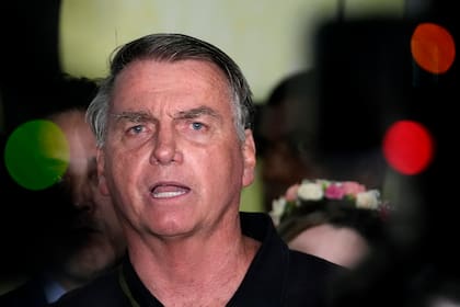 El expresidente Jair Bolsonaro habla con la prensa el 25 de noviembre