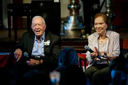 El expresidente Jimmy Carter y su esposa, la ex primera dama Rosalynn Carter, que padece de demencia 