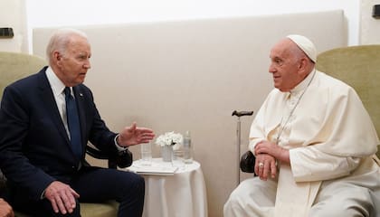 El expresidente Joe Biden se reúne con el papa Francisco en Savelletri, Puglia, Italia, el 14 de junio de 2024.