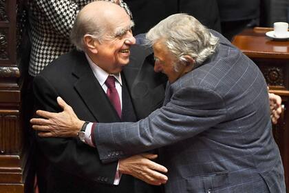 El expresidente Julio Sanguinetti abraza a Jose Mujica en el Congreso de Uruguay en 2015
