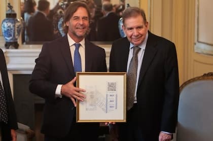 El expresidente Luis Lacalle Pou junto a Edmundo González Urrutia en Uruguay