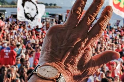 El expresidente Luiz Inacio Lula da Silva, con un reloj Piaget en un acto con partidarios; la imagen fue criticada por la oposición