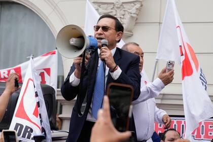 El expresidente Martín Vizcarra se dirige a sus seguidores frente al tribunal, días antes de conocerse la sentencia