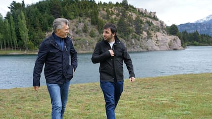 El expresidente Mauricio Macri junto a Ignacio Torres, candidato a senador por Chubut de JxC.