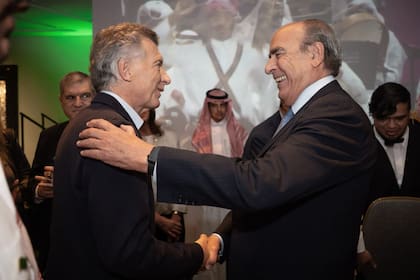 El expresidente Mauricio Macri junto al ex jefe de Gabinete, Guillermo Francos en la celebración del 95º aniversario de la unificación del Reino de Arabia Saudita
