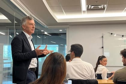 El expresidente Mauricio Macri mantiene reuniones frecuentes con economistas. Se muestra cada vez más convencido de ir hacia un modelo bimonetario.