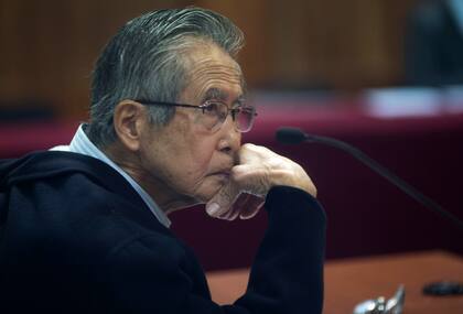 El expresidente peruano Alberto Fujimori durante una sesión en tribunales en 2016 (Archivo)