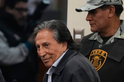 El expresidente peruano Alejandro Toledo asiste a una sesión judicial donde el juez fallará en su caso de corrupción en Lima, Perú, el lunes 21 de octubre de 2024. (AP foto/Guadalupe Pardo)