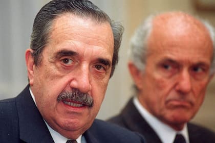 El expresidente Raúl Alfonsín y Aldo Neri, durante una conferencia en 1996