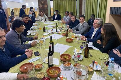 La polémica cena del fin de semana pasado, sin barbijos ni distanciamiento, que compartieron Evo Morales, Alberto Fernández y varios funcionarios de su gabinete