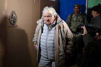El expresidente uruguayo José Mujica llega a un colegio electoral para votar durante las elecciones primarias en Montevideo el 30 de junio de 2024
