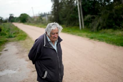El expresidente uruguayo José "Pepe" Mujica, afuera de su casa en Montevideo, Uruguay, el 22 de julio de 2023.