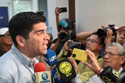 El expresidente y actual candidato presidencial ecuatoriano Otto Sonnenholzner, durante una rueda de prensa en Guayaquil
