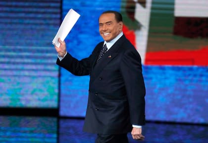 El exprimer ministro italiano Silvio Berlusconi saluda a su llegada al programa "Che Tempo che FA"