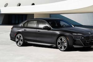 El sedán de lujo que hace masajes, tiene una pantalla de 30″ y llega a 100km/h en 4 segundos