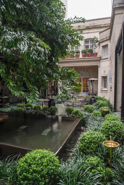 El exquisito patio de Casa Cavia con su estanque