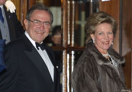 El exrey de Grecia Constantino y su esposa, Anne-Marie, llegan al hotel Ritz en Londres, el 14 de noviembre de 2002, para una fiesta privada para celebrar el Jubileo de Oro de la reina Isabel II de Gran Bretaña. (Foto: AP /Alastair Grant, File)