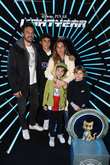 El exrugbier y fullback de los Pumas, Juan Martin Hernández, junto a su familia