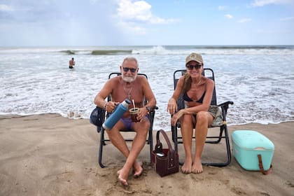 El exsecretario de Medios de los Kirchner, Enrique "Pepe" Albistur, junto a la diputada nacional Victoria Tolosa Paz, en las playas de Cariló