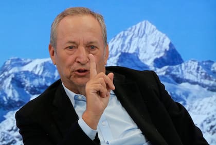 El exsecretario del Tesoro Larry Summers renunció a sus cargos en la Universidad de Harvard por sus lazos con el delincuente sexual