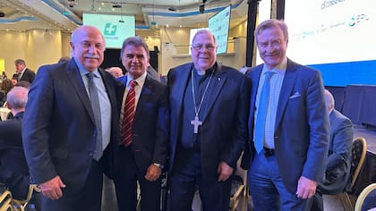 El exsenador nacional y diputado de Jujuy, Dr. Mario Fiad, junto a Cristián Mazza, presidente de ALAMI, monseñor Alberto Bochatey, secretario general de la Conferencia Episcopal Argentina y Administrador Apostólico de la Arquidiocesis de La Plata, y el Dr. Máximo Fonrouge, secretario de OSDE