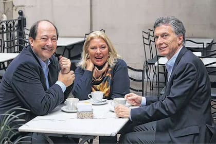 El exsenador radical junto Elisa Carrió y Mauricio Macri, los fundadores de Cambiemos