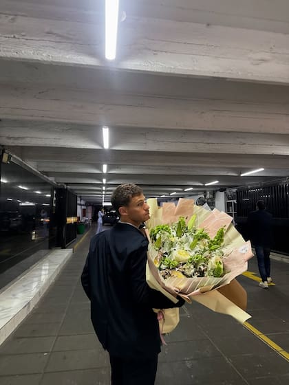 El extenista con el ramo de rosas blancas que le regaló a su mujer