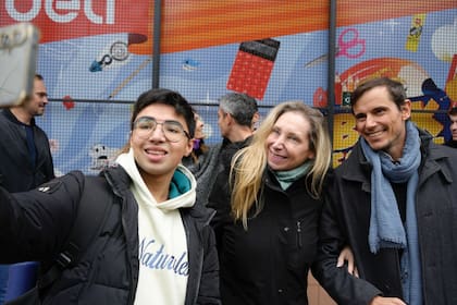 El extenista Diego Hartfield con Karina Milei