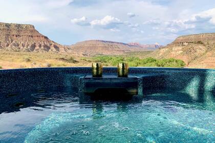 El exterior, con un amplio porche, incluye una bañera de hidromasaje para relajarse disfrutando de las mejores vistas.