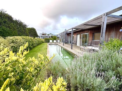 El exterior de la casa que está en venta en la localidad uruguaya de José Ignacio tiene pileta, parque y parrilla