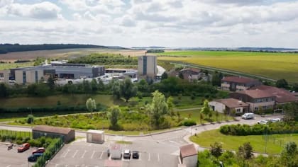 El exterior de un depósito nuclear subterráneo es como el de cualquier sitio industrial, como el de Meuse, Francia.