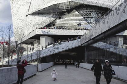 El exterior del edificio parece una gigantesca nave espacial
